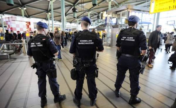 El aeropuerto de Bruselas ha sido tomado por la policía tras los atentados de hoy. (Foto: AFP).