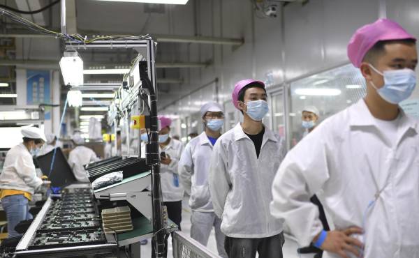 Trabajadores de fábrica iPhone en China aceptan oferta para irse tras protestas