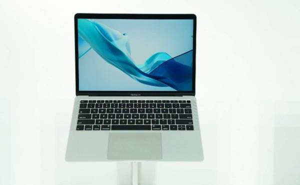 Diez años después del lanzamiento del primer MacBook Air la de última generación tiene un grosor de solo 1,56 cm, contra el 1,94 de su primera versión.