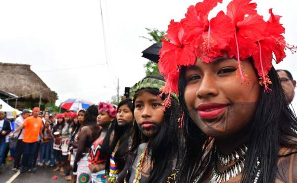 Indígenas de Ipetí Emberá alcanzaron este miércoles el récord Guinness por la elaboración de un patacón de 111,4 kilos y 3,4 metros de diámetro, el mayor del mundo. (Photo by Luis ACOSTA / AFP)