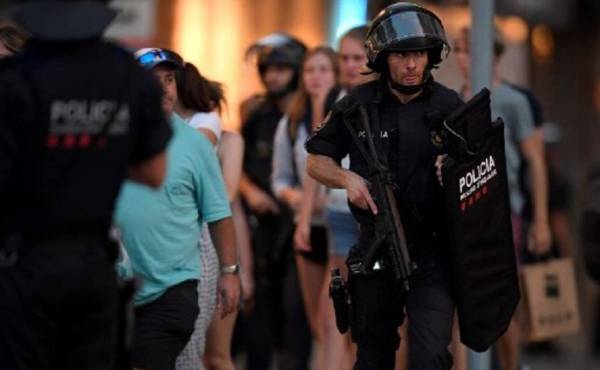 Un segundo sospechoso relacionado con el ataque que ha dejado este jueves al menos 13 muertos y 50 heridos en Barcelona fue detenido, anunció el presidente regional catalán, Carles Puigdemont. (Foto: AFP).