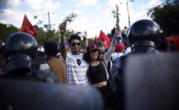 Las marchas fueron convocadas por el expresidente Zelaya, quien fue derrocado en 2009 cuando intentó establecer una Asamblea Nacional Constituyente para, entre otras reformas, incluir la reelección en la Carta Magna. (Foto: AFP).