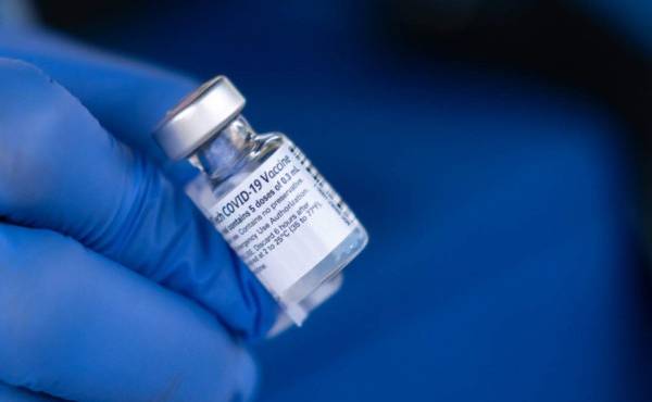 SAVANNAH, GA - DECEMBER 15: A nurse shows off a vial of the Pfizer-BioNTech COVID-19 vaccine outside of the Chatham County Health Department on December 15, 2020 in Savannah, Georgia. Georgia Governor Brian Kemp was on hand to witness initial administering of vaccines in the state. Sean Rayford/Getty Images/AFP