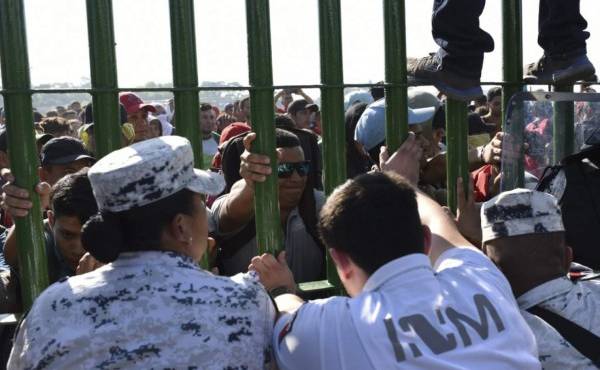 Un grupo de migrantes forcejeó brevemente con los militares en el paso del puente internacional Rodolfo Robles, que conecta a ambos países, mientras un agente del Instituto Nacional de Migración (INM) explicaba que deberán sujetarse a las leyes mexicanas para entrar al país.