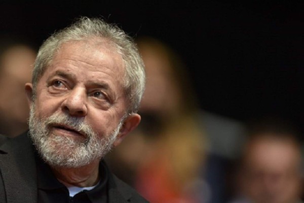 La casa de Lula en Sao Paulo fue allanada este viernes por la policía y fue llevado por la policía federal a declarar en su sede del aeropuerto de Congonhas en el marco de la investigación del megafraude a la petrolera. (Foto: AFP).