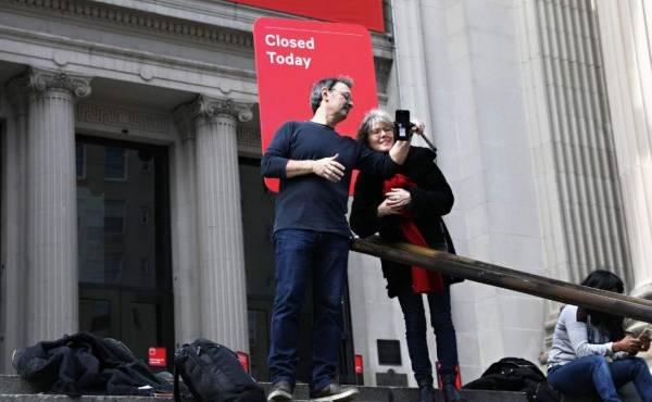 Los turistas toman una foto con un cartel de 'Cerrado hoy' afuera del Museo Metropolitano de Arte el 13 de marzo de 2020 en la ciudad de Nueva York, Estados Unidos. Debido a la continua amenaza del brote de coronavirus (COVID-19) en el país, muchos eventos han sido cancelados. Foto Cindy Ord/Getty Images/AFP