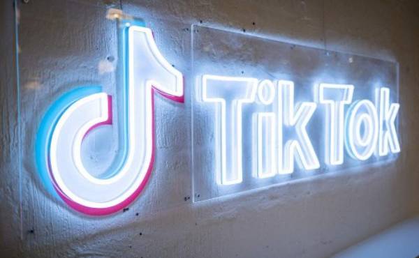A photograph taken on February 9, 2022 shows the logo of video-focused social networking service TikTok, at the TikTok UK office, in London. - With a billion users, TikTok has rapidly become one of the most important players in the music industry, and now has its sights set on revolutionising the way artists are discovered and get paid. (Photo by Tolga Akmen / AFP)