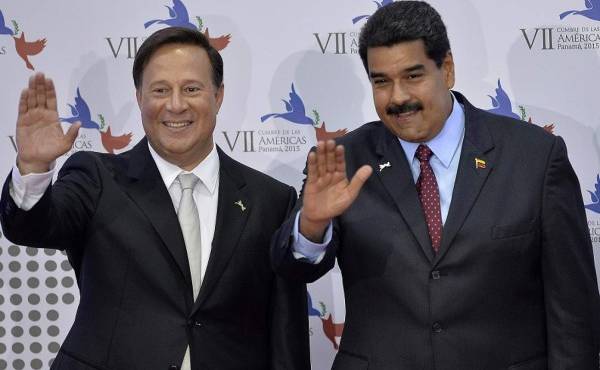 Los presidentes de Panamá, Juan Carlos Varela (izquierda) y Venezuela, Nicolás Maduro, en la reciente Cumbre de las Américas celebrada en Panamá. (Foto: AFP).