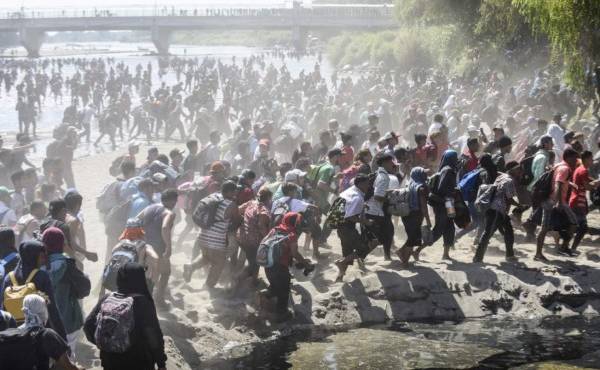 Central American migrants - mostly Hondurans travelling in caravan to the US- cross the Suchiate River, the natural border between , Guatemala, with Ciudad Hidalgo, Mexico, on January 20, 2020. - Hundreds of Central Americans from a new migrant caravan tried to enter Mexico by force Monday by crossing the river that divides the country from Guatemala, prompting the National Guard to fire tear gas, an AFP correspondent said. (Photo by Johan ORDONEZ / AFP)