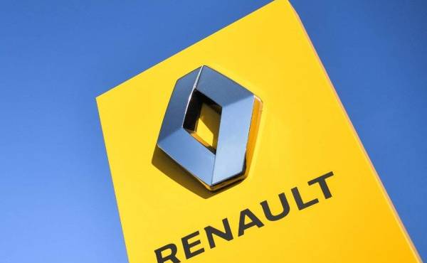 (FILES) This file photograph taken on July 8, 2019, shows the logo of French automobile maker Renault in Savenay, western France. - The Renault group is anticipating a loss of production 'close to 500,000 vehicles over the year' due to the crisis in components, particularly semiconductors, the automobile group announced on October 22, 2021. (Photo by LOIC VENANCE / AFP)