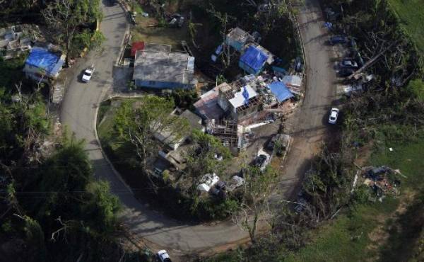 An aerial view of houses affected by the passing of Hurricane Maria in Naranjito, Puerto Rico, October 23, 2017. / AFP PHOTO / Ricardo ARDUENGO