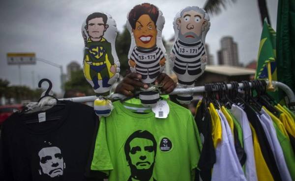 Camisas con la imagen del presidente electro de Brasil Jair Bolsonaro y del juez Sergio Moro junto a muñecos de Lula da Silva y Dilma Rousseff vestidos de presos en Río de Janeiro.