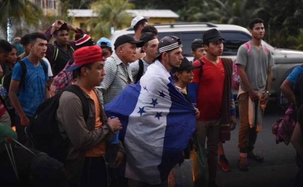 Honduran migrants pause on their way to Morales in Izabal department, Guatemala, after the border crossing between Corinto, Honduras and Guatemala, on January 15, 2020. - Hundreds of people in the vanguard of a new migrant caravan from Honduras forced their way across the border with Guatemala on Wednesday, intent on reaching the United States. (Photo by Johan ORDONEZ / AFP)