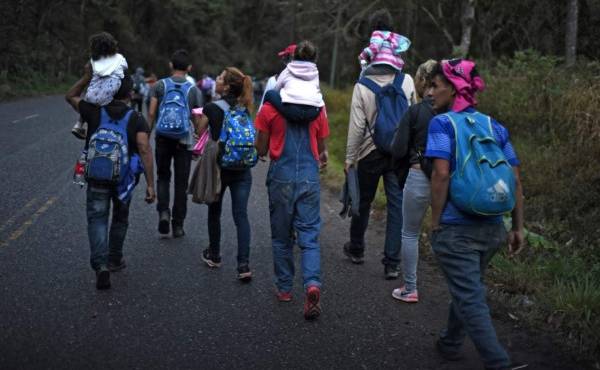 Honduran migrants walk in a caravan heading to the US, near Quezaltepeque, Chiquimula departament, Guatemala, on January 17, 2020. - Hundreds of people in the vanguard of a new migrant caravan from Honduras forced their way across the border with Guatemala on Wednesday, intent on reaching the United States. (Photo by Johan ORDONEZ / AFP)
