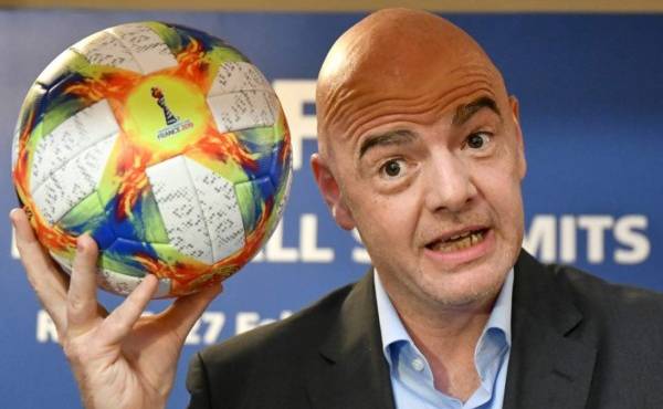 FIFA President Gianni Infantino poses with the official ball of the 2019 Women's World Cup during a press conference at the end of the FIFA Executive Football Summit in Rome on February 27, 2019. (Photo by Alberto PIZZOLI / AFP)