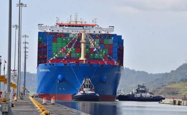 Chinese Cosco Shipping Rose container ship sails the newly inaugurated Cocoli locks, during the visit of China's President Xi Jinping, in the Panama Canal, on December 3, 2018. - Chinese President Xi Jinping is on an official visit to Panama after attending the G20 Summit in Argentina. (Photo by Luis Acosta / AFP)