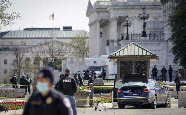 WASHINGTON, DC - APRIL 02: Law enforcement investigate the scene after a vehicle charged a barricade at the U.S. Capitol on April 02, 2021 in Washington, DC. The U.S. Capitol was briefly locked down after a person reportedly rammed a vehicle into multiple Capitol Hill police officers. One officer was killed and one was wounded. The suspect who exited the vehicle with a knife was fatally shot. Drew Angerer/Getty Images/AFP (Photo by Drew Angerer / GETTY IMAGES NORTH AMERICA / Getty Images via AFP)