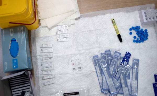 Panbio COVID-19 Ag Rapid Test devices and swabs are pictured at a temporary testing centre for COVID-19 in Ronda, on November 11, 2020. - Spain's death toll surged over 40,000 today with infections passing the 1.4 million mark, while the rate of new cases continued to grow, health ministry data showed. The virus has now claimed 40,105 lives in Spain, which has the fourth-highest death rate within the European Union after the United Kingdom, France and Italy. (Photo by JORGE GUERRERO / AFP)