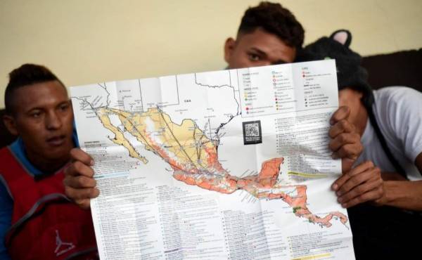 A Honduran migrant holds a map of Central America and Mexico outside the Casa del Migrante (Migrant House) shelter in Guatemala City, on January 17, 2020, on their way to the US. - Mexican President Andres Manuel Lopez Obrador offered 4,000 jobs Friday to migrants in a new caravan currently crossing Central America toward the United States. The caravan, which formed in Honduras this week and is making its way across Guatemala, currently has around 3,000 migrants, Lopez Obrador said. (Photo by Johan ORDONEZ / AFP)