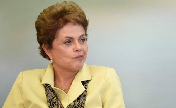 Brasil, la séptima mayor economía del mundo, se encuentra sumido en la recesión y atraviesa una fuerte crisis de gobernabilidad, con la presidenta Dilma Rousseff enfrentando un escándalo de corrupción.