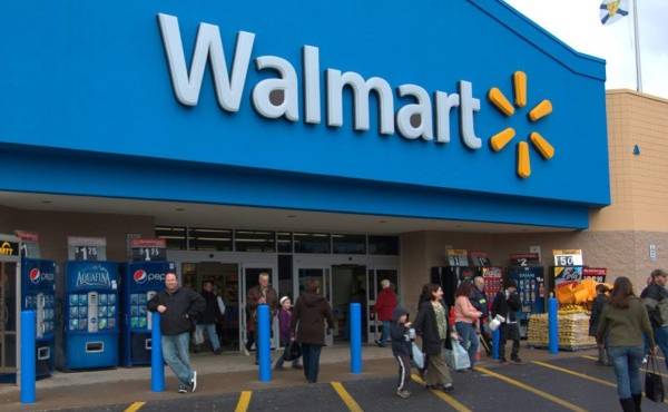 Las acciones de Walmart se han depreciado un 20% desde principios de año, mientras que las de Amazon se han disparado un 73% en el mismo periodo, superándolo en capitalización bursátil.