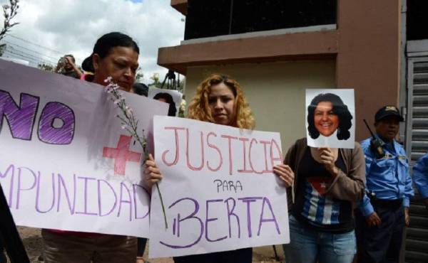 'Pedimos justicia, que se descubra a los verdaderos asesinos, no a los gatos (que dispararon). El gobierno es el responsable por esa gran indefensión' que deja a los crímenes en la impunidad, exigió su madre, Berta Flores.