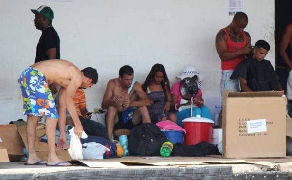 Cubanos angustiados y varados en Panamá reclaman salida hacia EE.UU.
