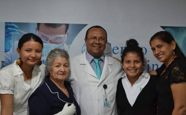 El doctor Arturo Gómez, director de Investigación Clínica del CMC, con pacientes del Programa Células Madre. (Foto: Cortesía)