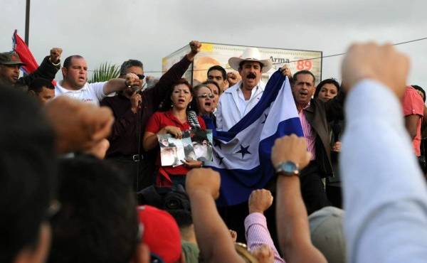 'Renuncie Juan Orlando', exclamó el expresidente Manuel Zelaya (2006-2009), líder de la oposición política. (Foto: AFP).