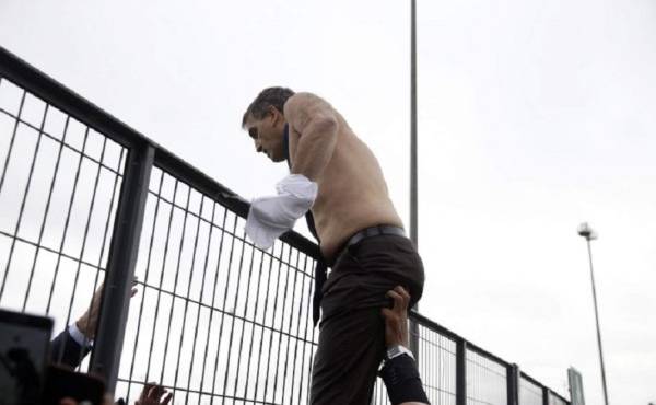 El director de Recursos Humanos de Air France, Xavier Broseta, logró huir de la turba, pero perdió su traje. (Fotos: AFP).