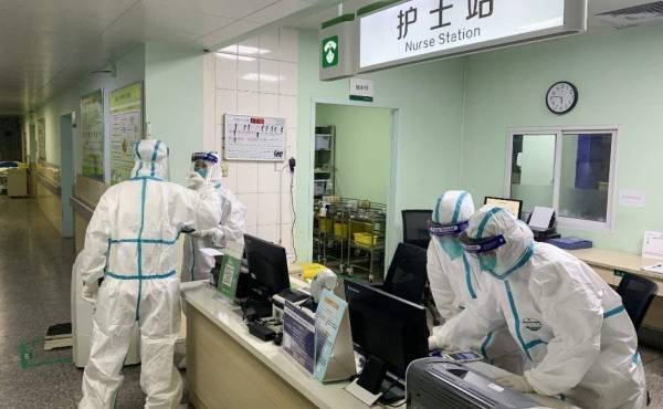 China aisló el jueves a unos 20 millones de personas alrededor de Wuhan, la metrópolis de donde surgió un nuevo virus que ya dejó 18 muertos y ha comenzado a propagarse por el mundo, desatando la movilización de las autoridades sanitarias internacionales. Foto AFP