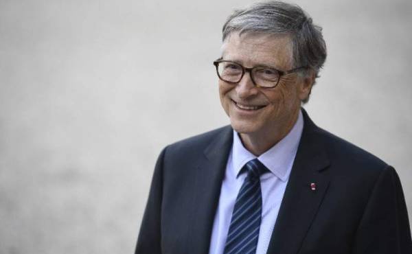 Microsoft founder and billionaire philanthropist Bill Gates leaves the Elysee presidential palace, after a meeting with French President on April 16, 2018 in Paris. (Photo by Lionel BONAVENTURE / AFP)