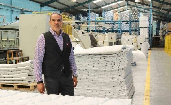 El inmigrante griego Konstantino Dimitrakis fundó una fábrica de esponja, que en 1975 se convirtió en la fábrica de camas Olympia en Guatemala.