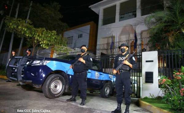 La noche de este domingo la Policía Nacional se tomó la sede de la Organización de los Estados Americanos (OEA) en Managua. Los medios oficialistas indican que se trata de “resguardo” de sus oficinas, pero la entidad califica el hecho de “ocupación ilegítima”.