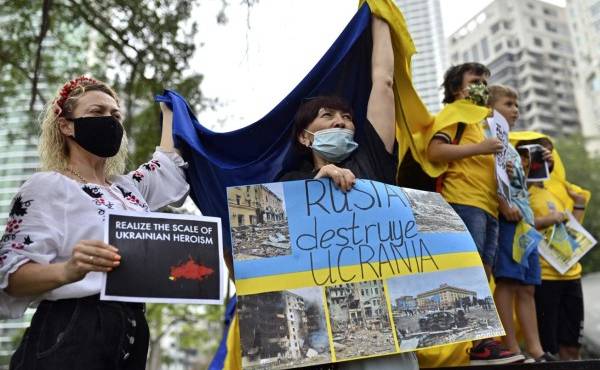 Ukranian citizens take part in a demonstration against the Russian invasion in Ukraine at the Urraca park in Panama City, on March 2, 2022. (Photo by Luis ACOSTA / AFP)