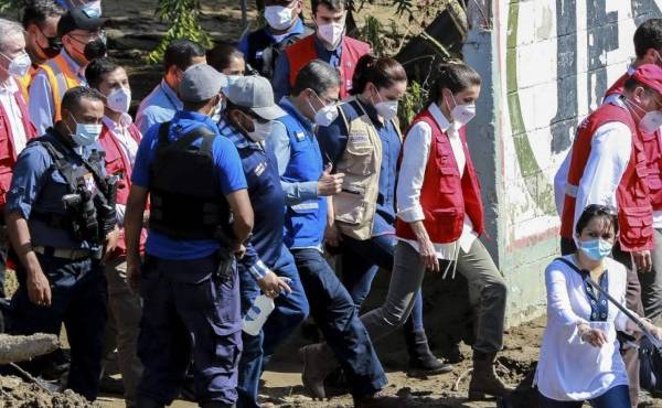 Queen Letizia of Spain (C-R), accompanied by Honduran President Juan Orlando Hernandez (C-L) and his wife Ana Garcia de Hernandez, visits victims of tropical storms Eta and Iota in the community of Flores de Oriente, La Lima municipality, Cortes department, in northern Honduras on December 15, 2020. - Queen Letizia is in the country on an official two-day visit to learn about the effects left by tropical storms Eta and Iota and deliver the first part of a 120-ton donation for the affected to cope with the situation. (Photo by Wendell ESCOTO / AFP)