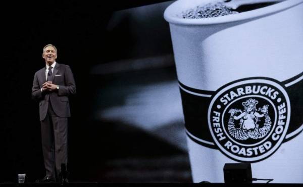 Starbucks Executive Chairman Howard Schultz speaks at the Starbucks Annual Meeting of Shareholders at McCaw Hall in Seattle, Washington on March 21, 2018. / AFP PHOTO / Jason Redmond