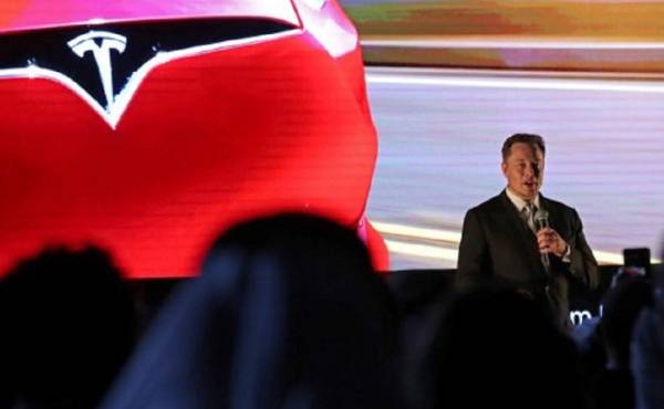 Elon Musk, the co-founder and chief executive of Electric carmaker Tesla, speaks during a ceremony in Dubai on February 13, 2017.Tesla announced the opening of a new Gulf headquarters in Dubai, aiming to conquer an oil-rich region better known for gas guzzlers than environmentally friendly motoring. / AFP PHOTO / KARIM SAHIB