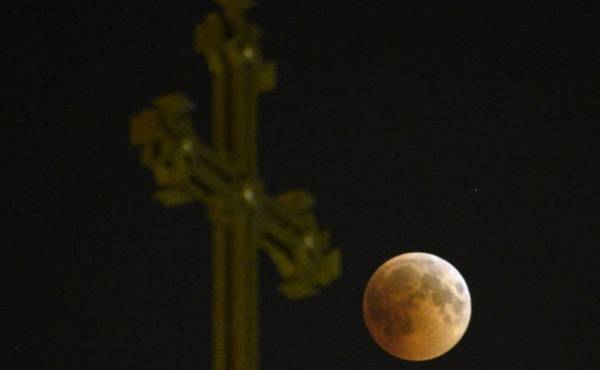 Así fue el eclipse lunar más largo del siglo XXI