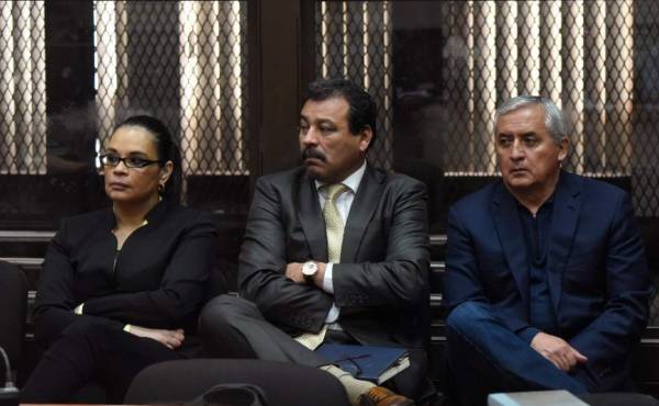 El expresidente Otto Pérez Molina (derecha) y la exvicepresidenta Roxana Baldetti (izquierda) junto al abogado César Calderón (C). Tras dos años de detención previsional la justicia de Guatemala ordenó procesarolos judicialmente por corrupción.