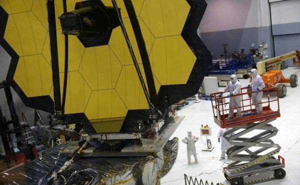 (FILES) In this file photo taken on November 02, 2016, engineers and technicians assemble the James Webb Space Telescope at NASA's Goddard Space Flight Center in Greenbelt, Maryland. - The James Webb Space Telescope completed its two-week-long deployment phase on January 8, 2022, unfolding the final mirror panel as it readies to study every phase of cosmic history, NASA said. 'The final wing is now deployed,' NASA said on Twitter, adding the team was now working 'to latch the wing into place, a multi-hour process'. (Photo by ALEX WONG / GETTY IMAGES NORTH AMERICA / AFP)