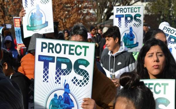 Salvadoreños y hondureños urgen acuerdo para extensión de TPS