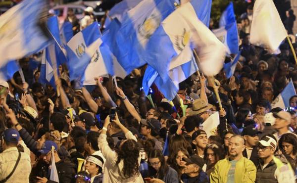 <i>Los partidarios del candidato presidencial guatemalteco por el partido Semilla, Bernardo Arévalo, celebran ganar la segunda vuelta de las elecciones presidenciales en la Ciudad de Guatemala el 20 de agosto de 2023. (Foto por Johan ORDONEZ / AFP)</i>