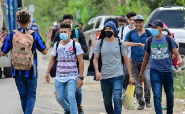 Un grupo de migrantes hondureños salieron de Corinto, Honduras, antes de cruzar la frontera de Guatemala. La meta es llegar a Estados Unidos. (Photo by Wendell ESCOTO / AFP)
