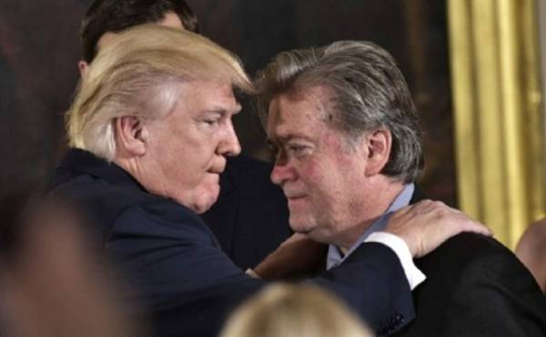 (FILES) This file photo taken on January 22, 2017 shows US President Donald Trump (L) congratulating Senior Counselor to the President Stephen Bannon during the swearing-in of senior staff in the East Room of the White House on January 22, 2017 in Washington, DC.Steve Bannon, President Donald Trump's chief strategist, has lost his seat on the powerful National Security Council on April 05, 2017 in an apparent high-level shakeup, a US official confirmed. / AFP PHOTO / MANDEL NGAN