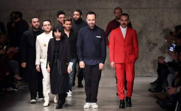 Carlos Campos (al centro) -y su equipo creativo- desfila en la pasarela del New York Fashion Week Mens' at Skylight Modern, donde el diseñador de origen hondureño es uno de los protagonistas.