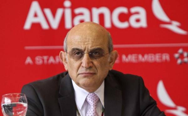 Avianca President German Efromovich is seen during a press conference to present the company´s new logo in Bogota on May 28, 2013. AFP PHOTO/Felipe Caicedo (Photo by Felipe CAICEDO / AFP)