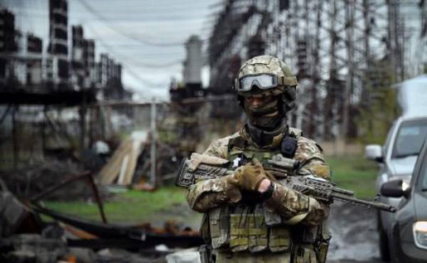 Un soldado ruso permanece de pie en la planta de energía Luhansk en Shchastya. (Photo by Alexander NEMENOV / AFP)