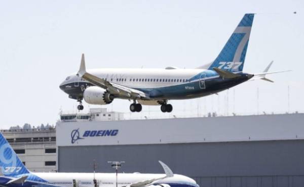 (FILES) In this file photo taken on June 29, 2020 A Boeing 737 MAX jet lands following Federal Aviation Administration (FAA) test flight at Boeing Field in Seattle, Washington on June 29, 2020. - Boeing on August 11, 200, reported another 43 cancelled orders for the troubled 737 MAX in July and, with global aviation in a pandemic-imposed slump, the aerospace giant failed to secure new orders for any aircraft last month. According to a monthly report, the aircraft manufacturer this year has been hit with 398 cancellations for the 737 MAX, which has been grounded since March 2019 following two deadly crashes. (Photo by Jason Redmond / AFP)