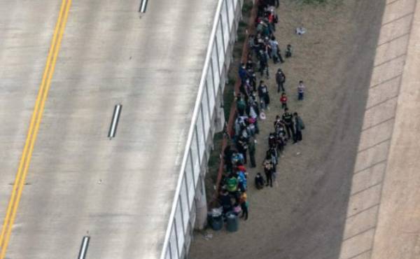 Migrantes que piden asilo esperan afuera de la frontera de Estados Unidos - México. John Moore/Getty Images/AFP